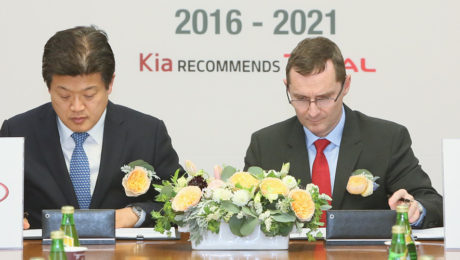 Steven Yoon, Vice President, Overseas Service Division at Kia Motors Corp. (left) and Pierre Duhot, General Manager, Automotive Division at Total Lubrifiants (right) take part in the official signing ceremony for the 5-year partnership extension.